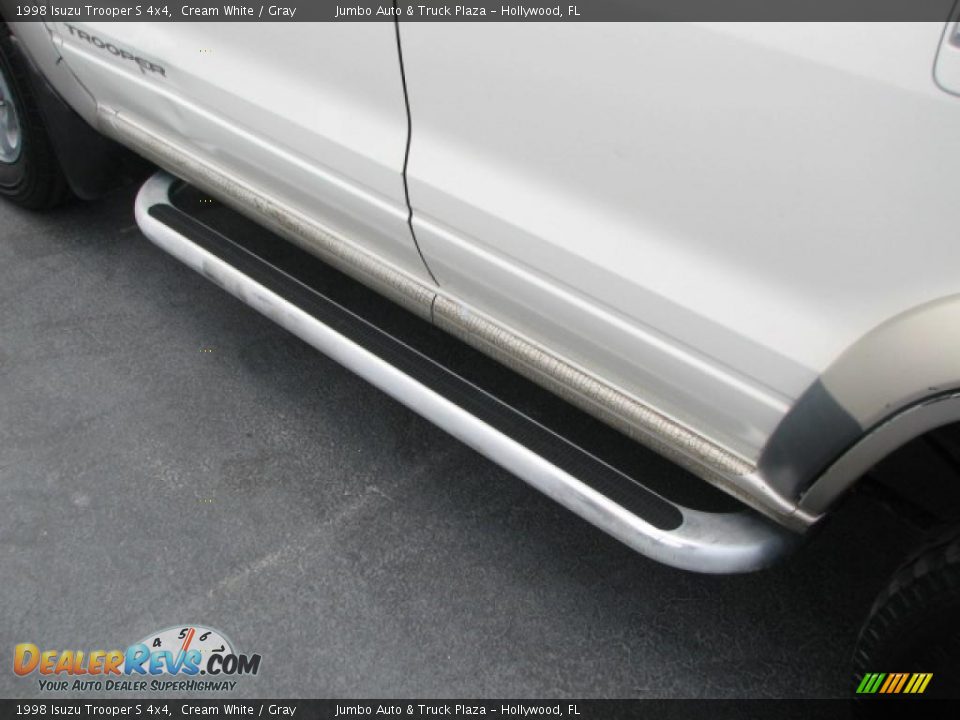 1998 Isuzu Trooper S 4x4 Cream White / Gray Photo #21
