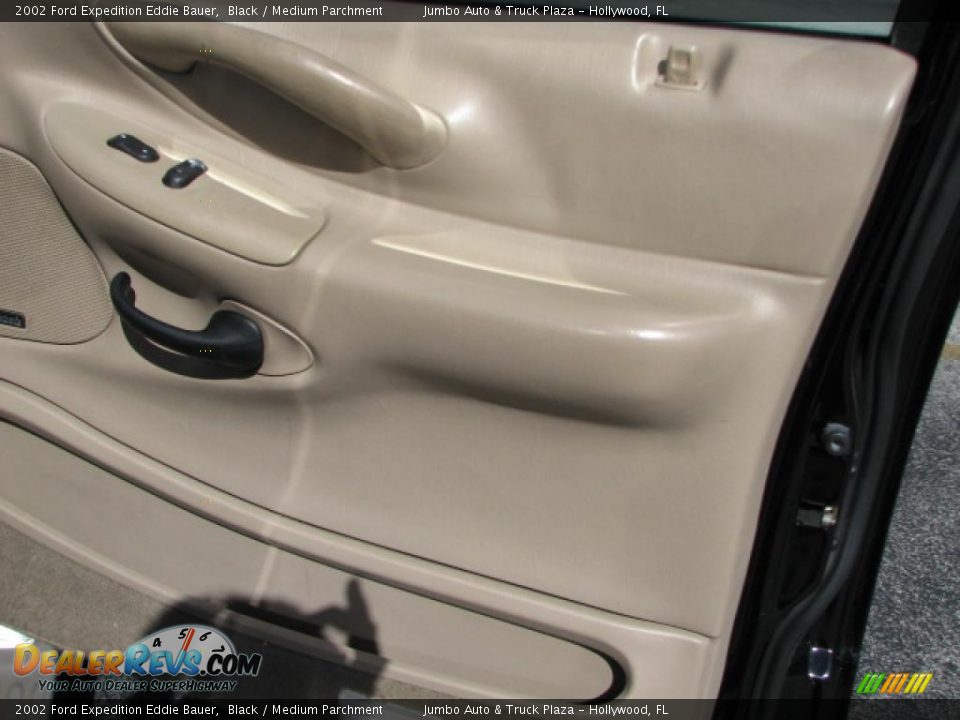 2002 Ford Expedition Eddie Bauer Black / Medium Parchment Photo #10