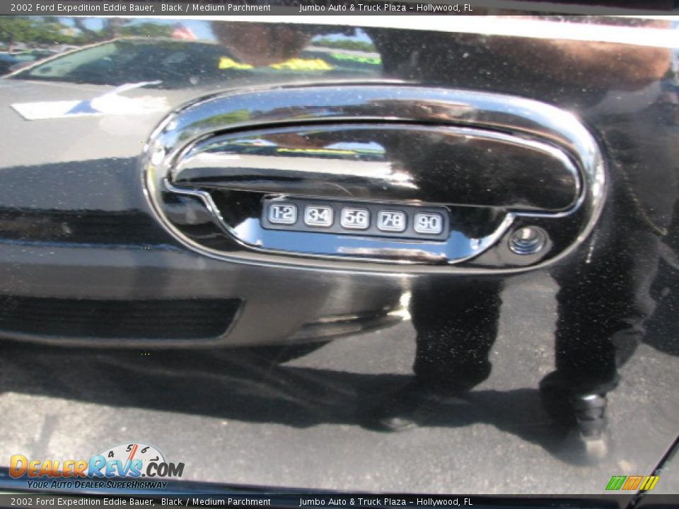 2002 Ford Expedition Eddie Bauer Black / Medium Parchment Photo #21