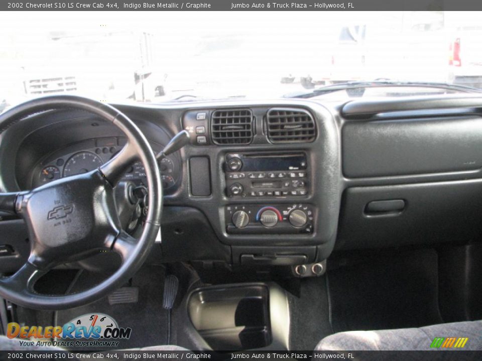 Dashboard of 2002 Chevrolet S10 LS Crew Cab 4x4 Photo #15