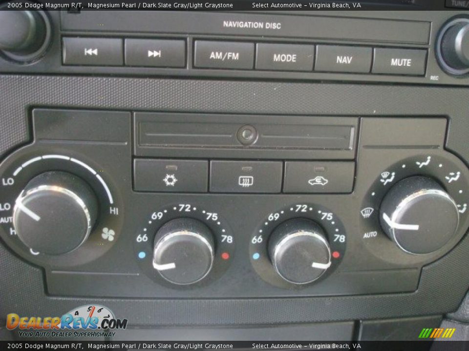 Controls of 2005 Dodge Magnum R/T Photo #17