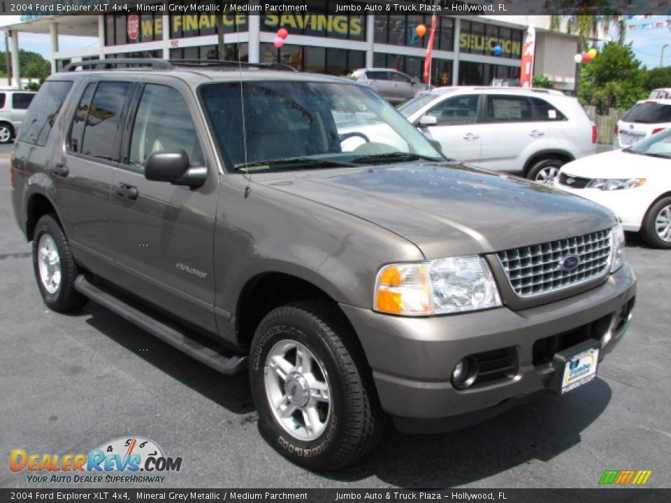 Front 3/4 View of 2004 Ford Explorer XLT 4x4 Photo #1