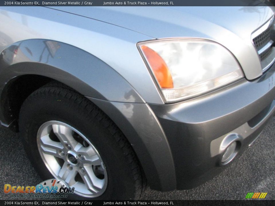 2004 Kia Sorento EX Diamond Silver Metallic / Gray Photo #3