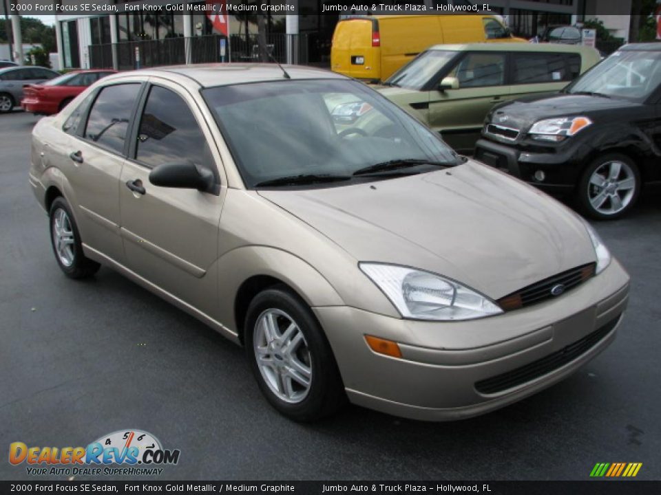 Front 3/4 View of 2000 Ford Focus SE Sedan Photo #1