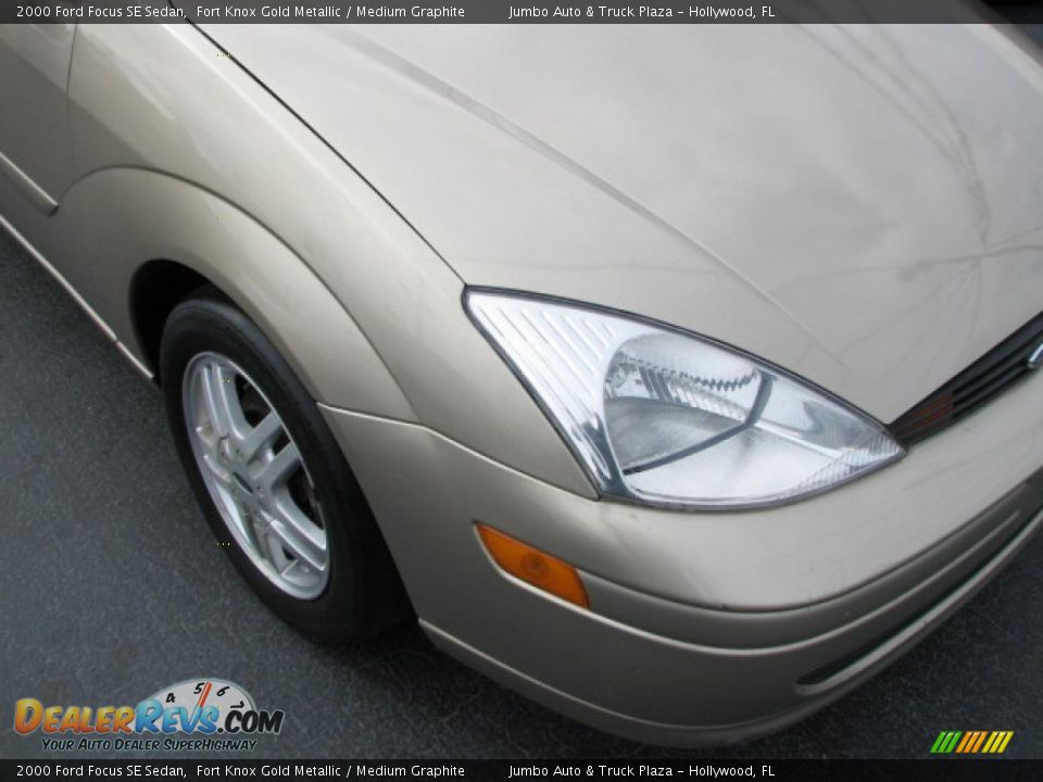 2000 Ford Focus SE Sedan Fort Knox Gold Metallic / Medium Graphite Photo #2