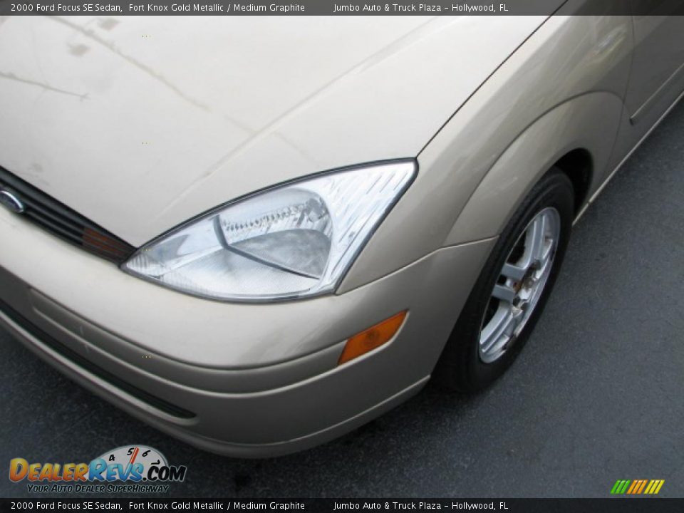 2000 Ford Focus SE Sedan Fort Knox Gold Metallic / Medium Graphite Photo #4