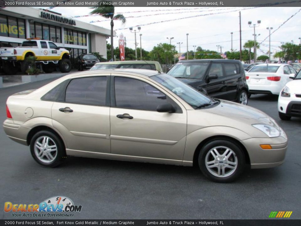 2000 Ford Focus SE Sedan Fort Knox Gold Metallic / Medium Graphite Photo #10