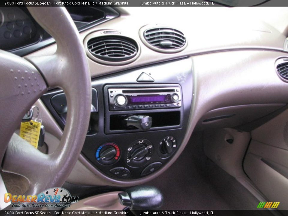 Controls of 2000 Ford Focus SE Sedan Photo #11