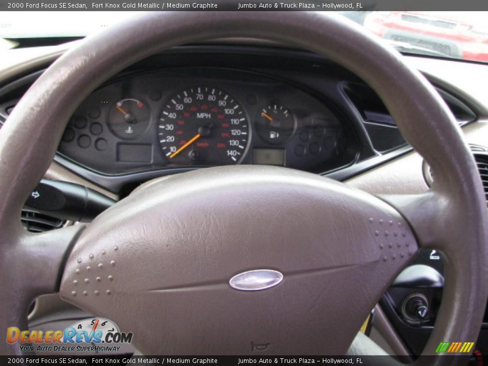 2000 Ford Focus SE Sedan Fort Knox Gold Metallic / Medium Graphite Photo #12