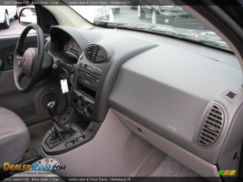 Gray Interior - 2002 Saturn VUE  Photo #12