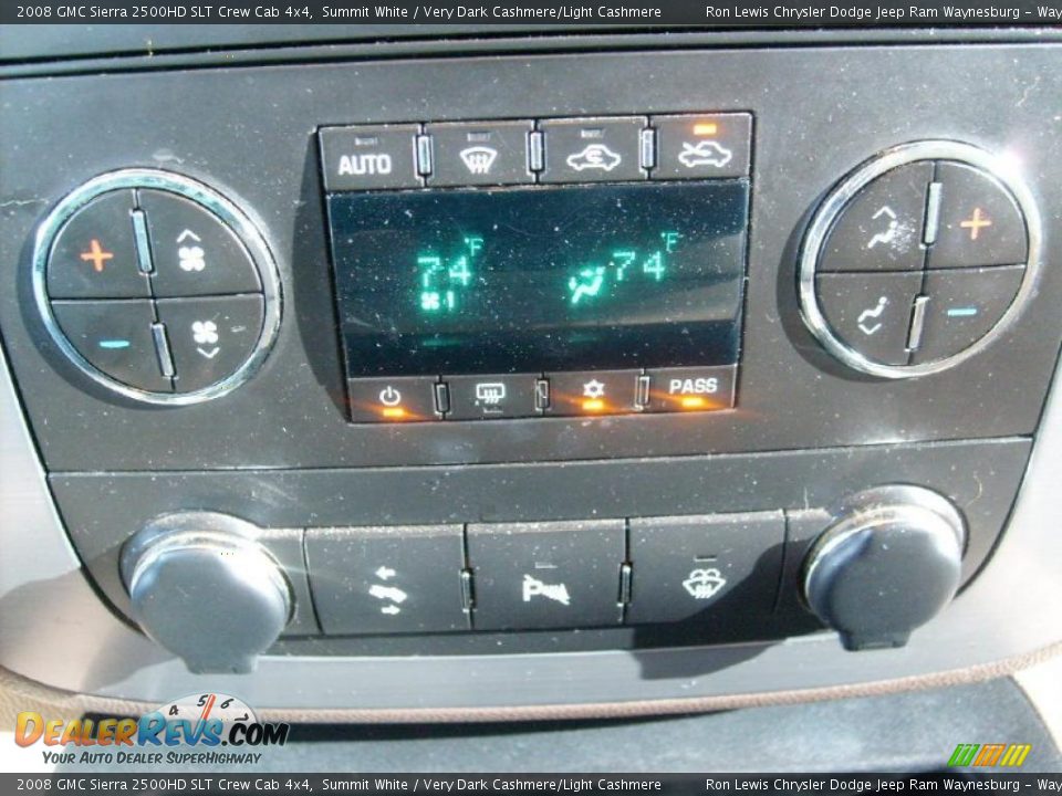 Controls of 2008 GMC Sierra 2500HD SLT Crew Cab 4x4 Photo #24