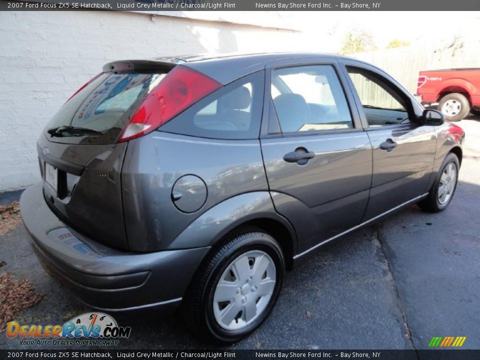 2007 Ford Focus ZX5 SE Hatchback Liquid Grey Metallic / Charcoal/Light Flint Photo #4