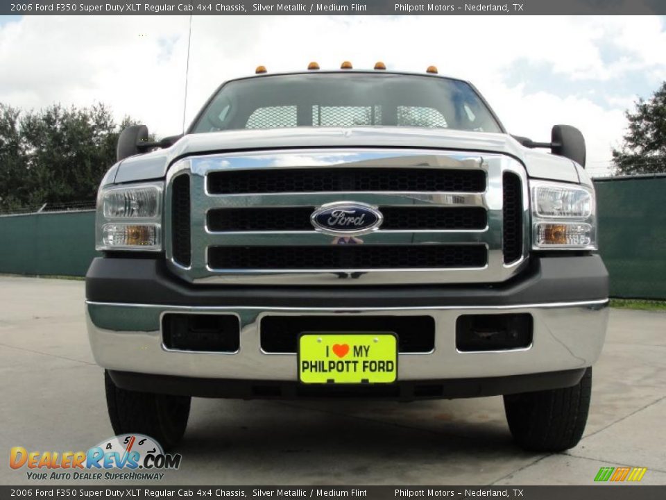 2006 Ford F350 Super Duty XLT Regular Cab 4x4 Chassis Silver Metallic / Medium Flint Photo #9