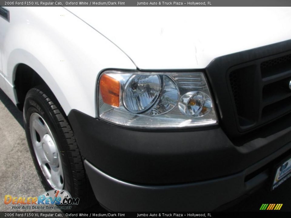 2006 Ford F150 XL Regular Cab Oxford White / Medium/Dark Flint Photo #2