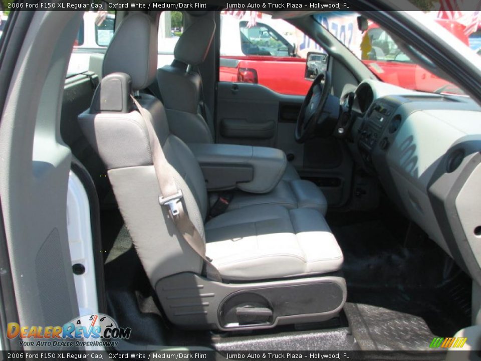 2006 Ford F150 XL Regular Cab Oxford White / Medium/Dark Flint Photo #11