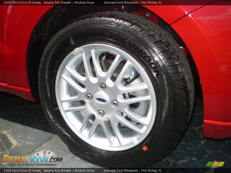 2009 Ford Focus SE Sedan Sangria Red Metallic / Medium Stone Photo #5