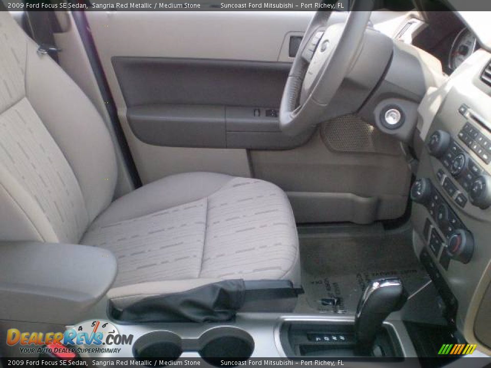 2009 Ford Focus SE Sedan Sangria Red Metallic / Medium Stone Photo #6