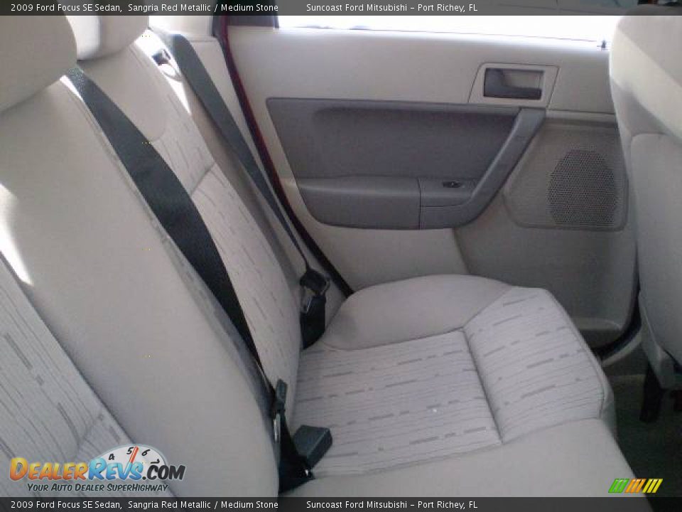 2009 Ford Focus SE Sedan Sangria Red Metallic / Medium Stone Photo #7