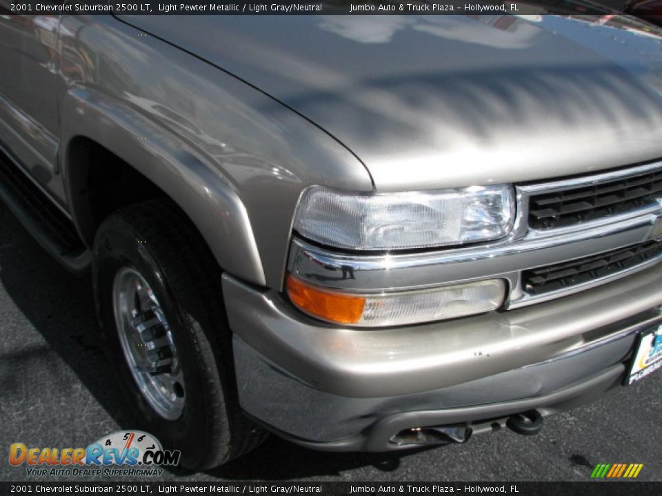 2001 Chevrolet Suburban 2500 LT Light Pewter Metallic / Light Gray/Neutral Photo #2