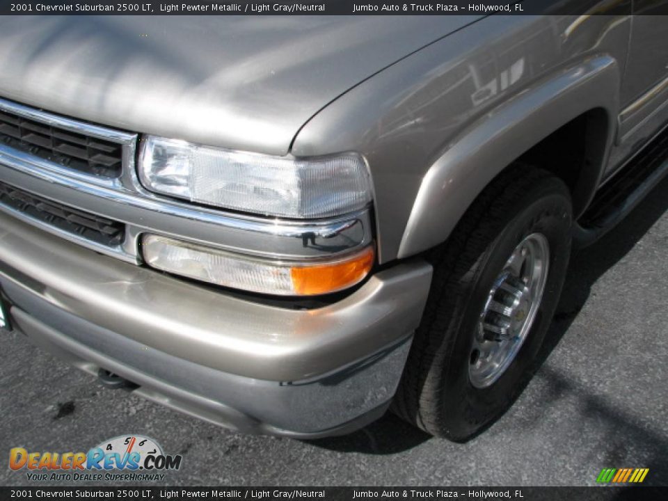 2001 Chevrolet Suburban 2500 LT Light Pewter Metallic / Light Gray/Neutral Photo #4