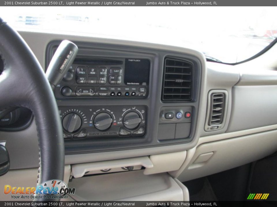 2001 Chevrolet Suburban 2500 LT Light Pewter Metallic / Light Gray/Neutral Photo #24