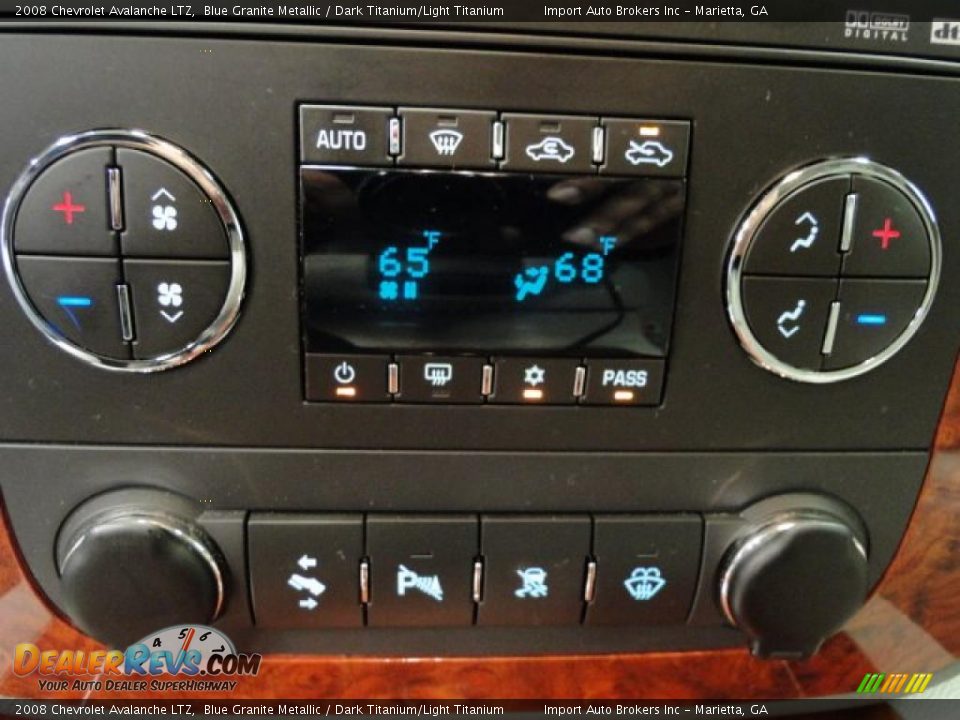 Controls of 2008 Chevrolet Avalanche LTZ Photo #17