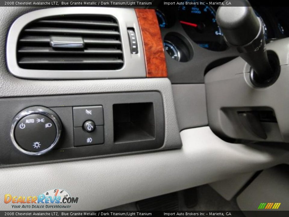 Controls of 2008 Chevrolet Avalanche LTZ Photo #18
