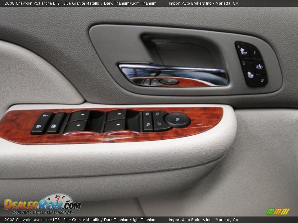 Controls of 2008 Chevrolet Avalanche LTZ Photo #19