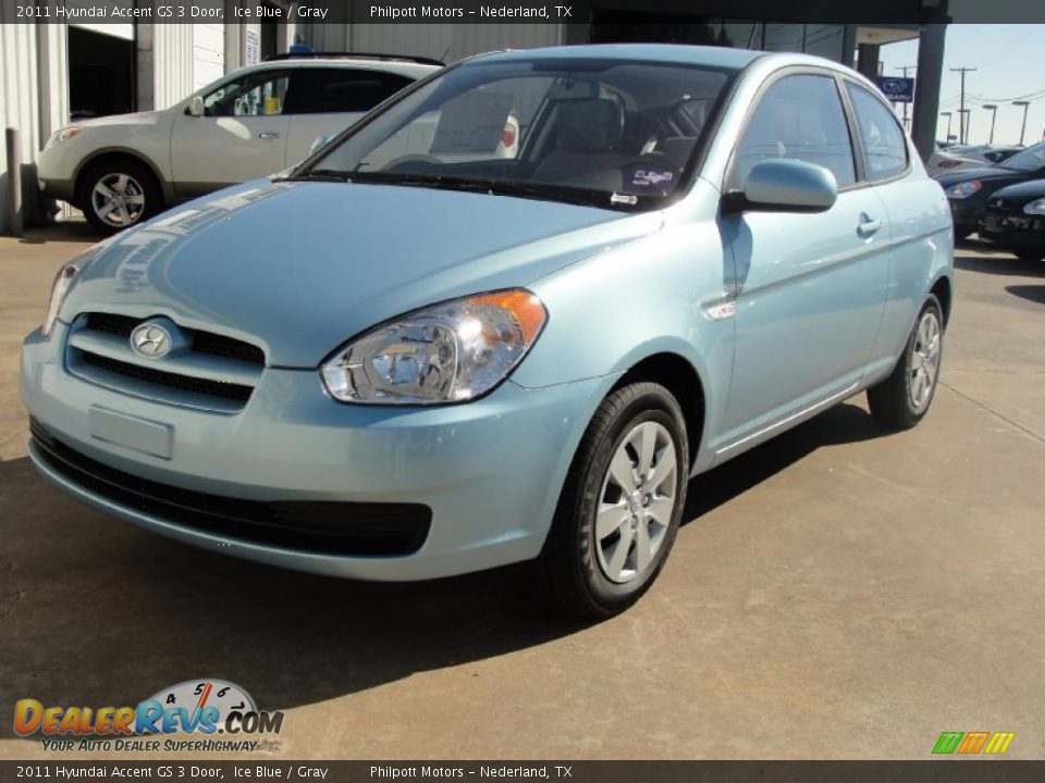 Front 3/4 View of 2011 Hyundai Accent GS 3 Door Photo #7