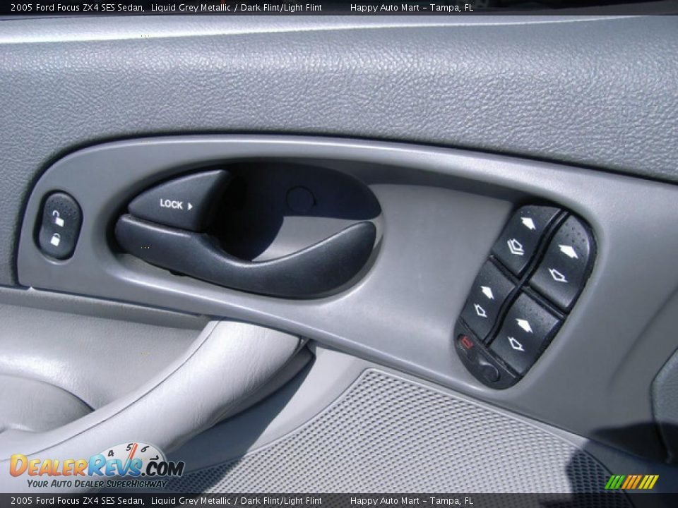 2005 Ford Focus ZX4 SES Sedan Liquid Grey Metallic / Dark Flint/Light Flint Photo #18