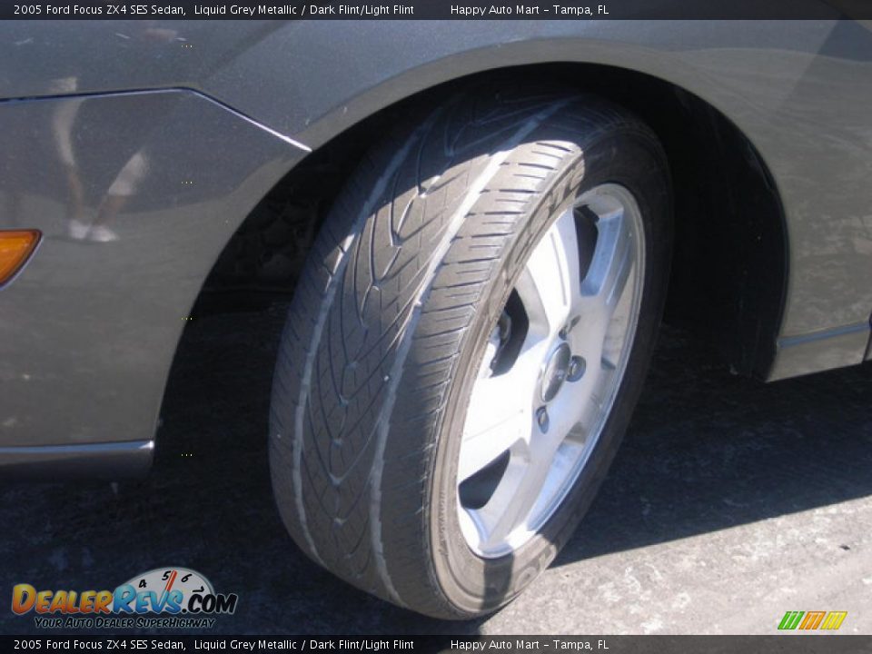 2005 Ford Focus ZX4 SES Sedan Liquid Grey Metallic / Dark Flint/Light Flint Photo #23