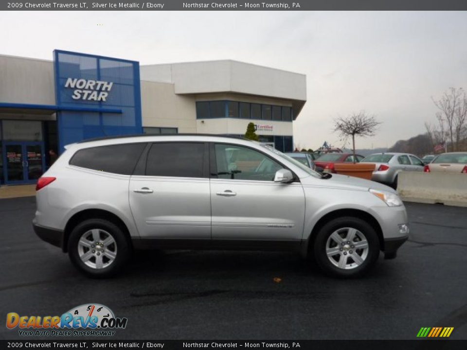 2009 Chevrolet Traverse LT Silver Ice Metallic / Ebony Photo #2