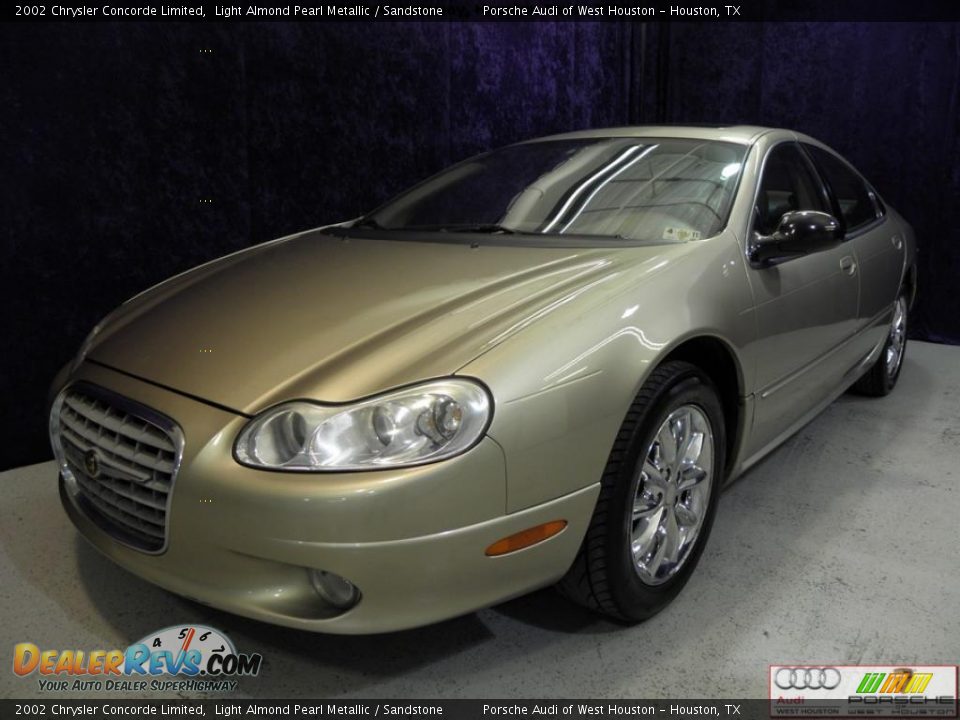 Front 3/4 View of 2002 Chrysler Concorde Limited Photo #4