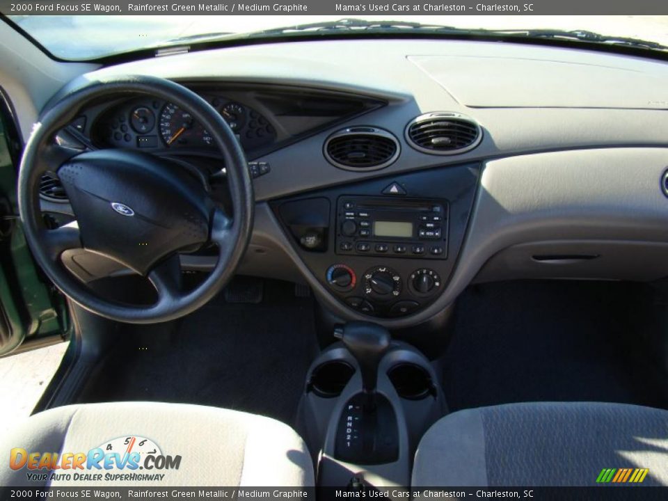Dashboard of 2000 Ford Focus SE Wagon Photo #18