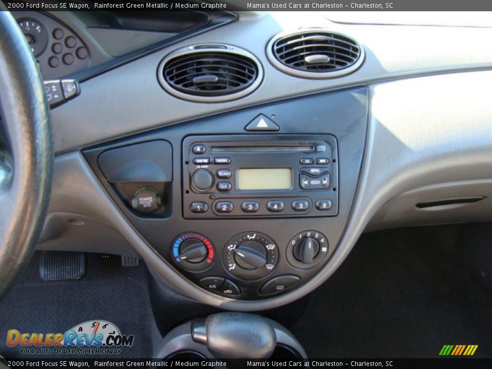 Controls of 2000 Ford Focus SE Wagon Photo #22