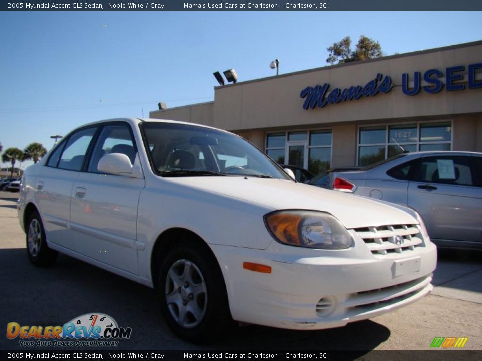 2005 Hyundai Accent GLS Sedan Noble White / Gray Photo #2