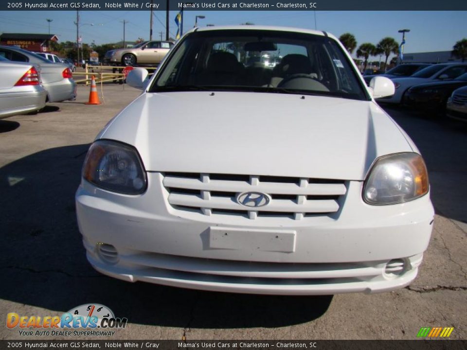2005 Hyundai Accent GLS Sedan Noble White / Gray Photo #3