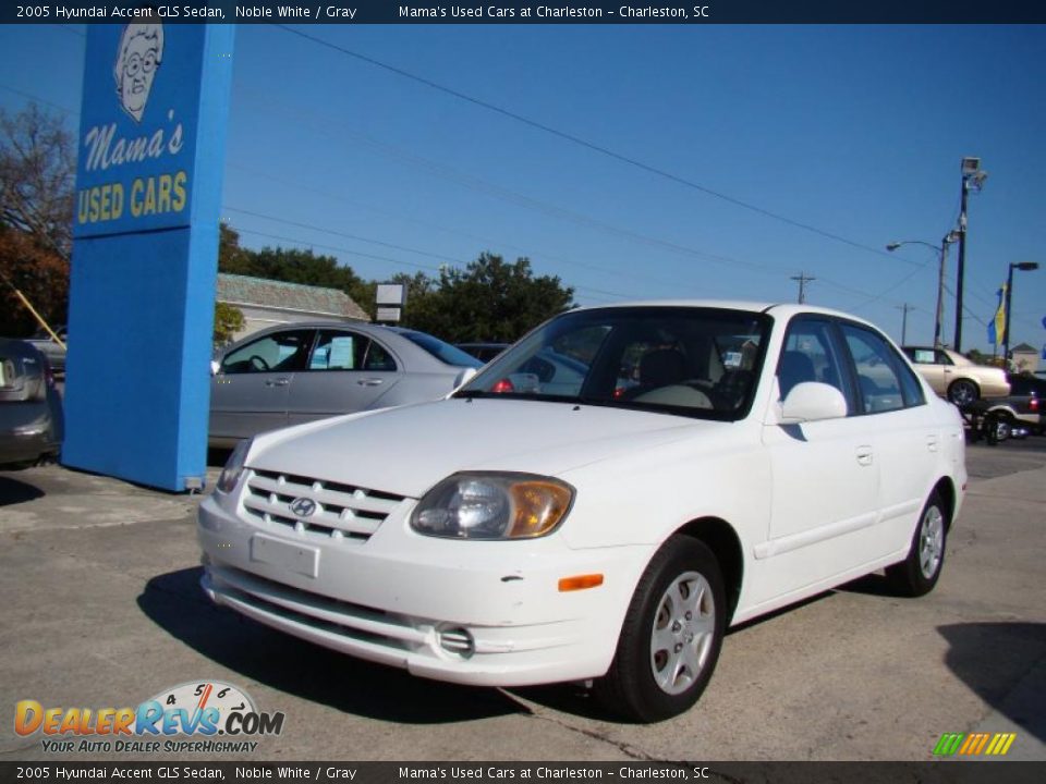 2005 Hyundai Accent GLS Sedan Noble White / Gray Photo #4