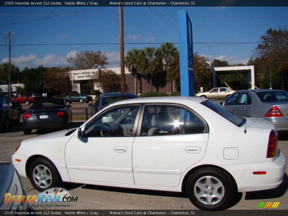 2005 Hyundai Accent GLS Sedan Noble White / Gray Photo #5
