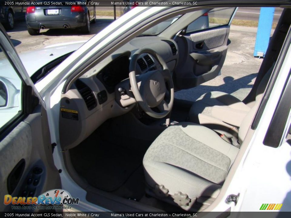 2005 Hyundai Accent GLS Sedan Noble White / Gray Photo #9
