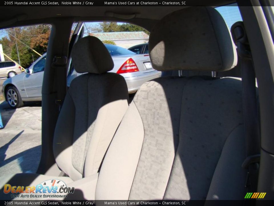 2005 Hyundai Accent GLS Sedan Noble White / Gray Photo #10