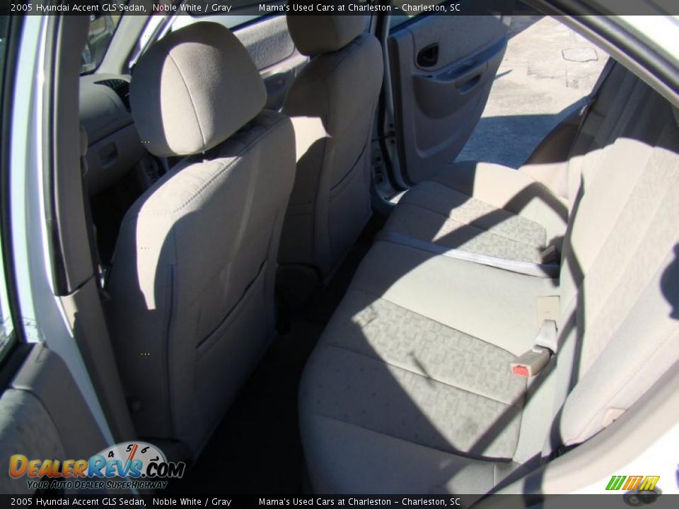2005 Hyundai Accent GLS Sedan Noble White / Gray Photo #11