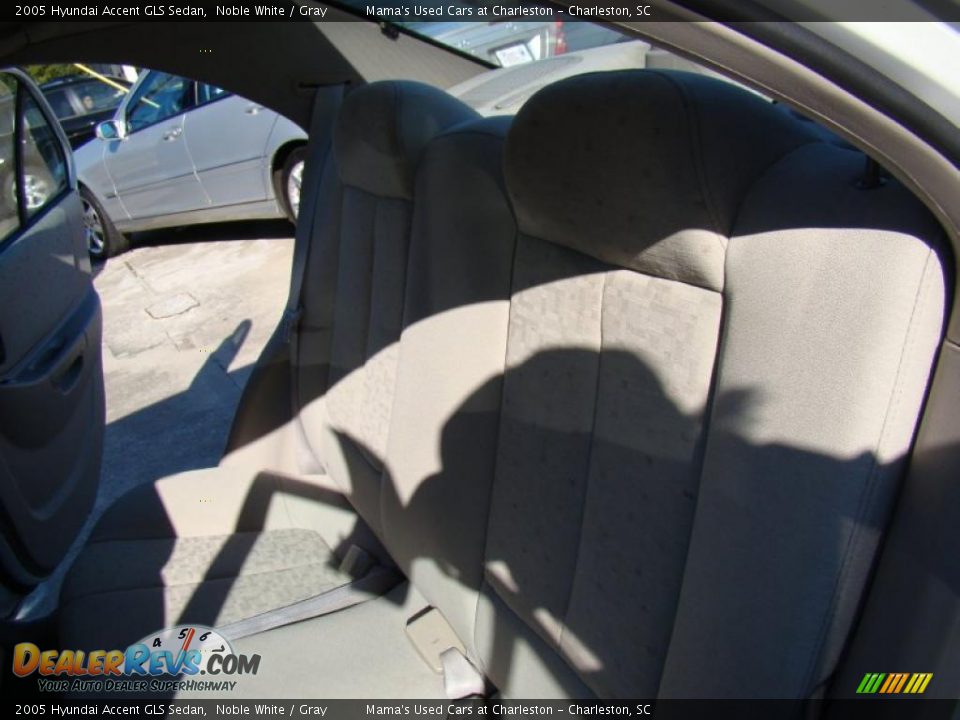2005 Hyundai Accent GLS Sedan Noble White / Gray Photo #12
