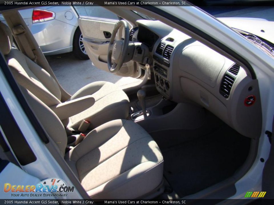 2005 Hyundai Accent GLS Sedan Noble White / Gray Photo #13