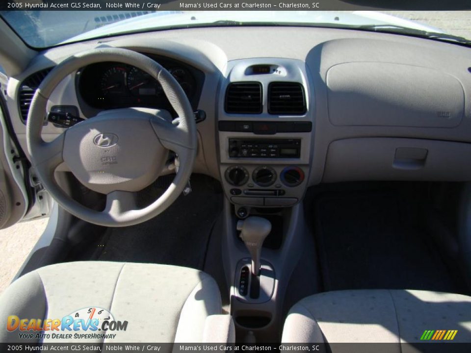 2005 Hyundai Accent GLS Sedan Noble White / Gray Photo #15
