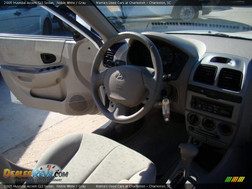 2005 Hyundai Accent GLS Sedan Noble White / Gray Photo #16