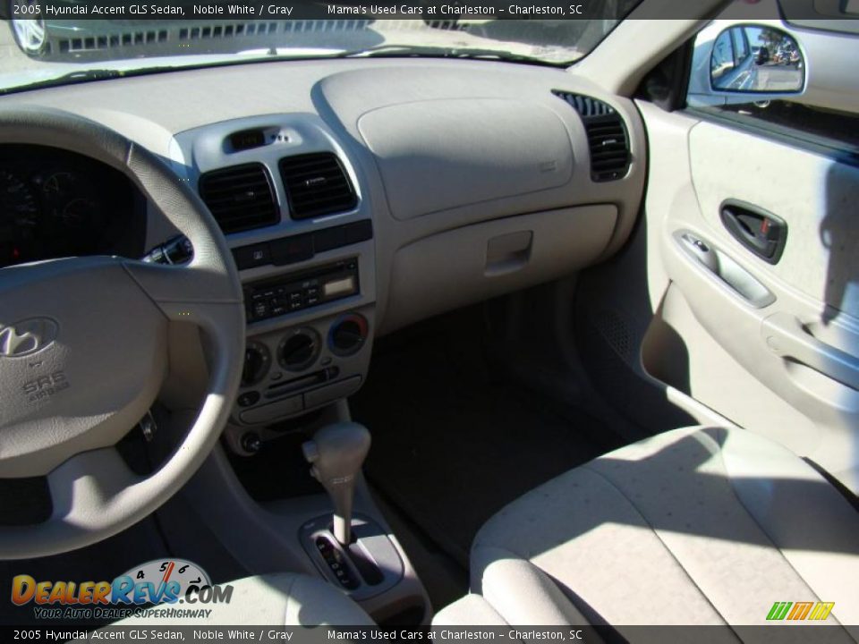 2005 Hyundai Accent GLS Sedan Noble White / Gray Photo #17