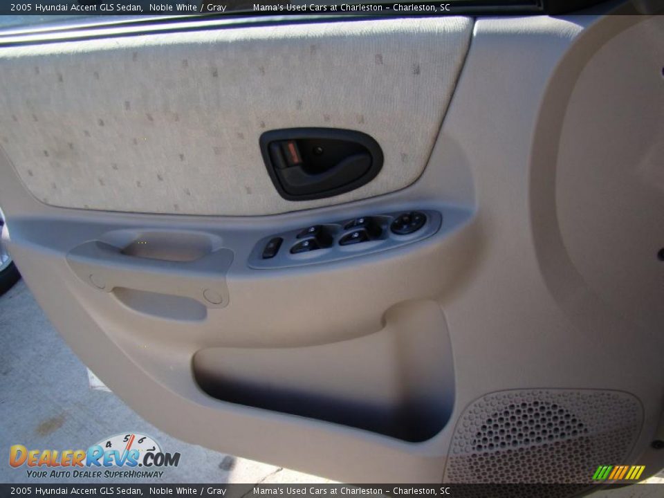 2005 Hyundai Accent GLS Sedan Noble White / Gray Photo #18