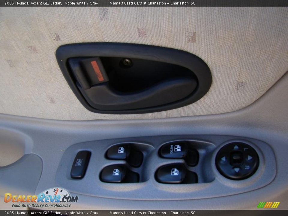 2005 Hyundai Accent GLS Sedan Noble White / Gray Photo #19
