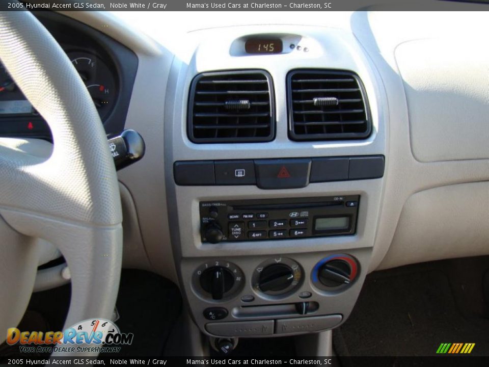 2005 Hyundai Accent GLS Sedan Noble White / Gray Photo #20